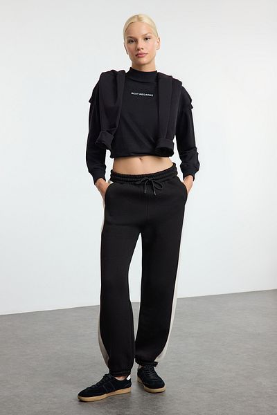 Trendyol Collection Elastisches Bein – Schwarze Strick-Jogginghose TWOAW25EA00025