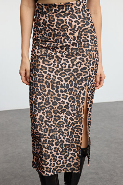 Trendyol Collection Pletená maxi sukně s vysokým pasem – hnědý leopardí potisk, detail rozparku Twoss23Et00351
