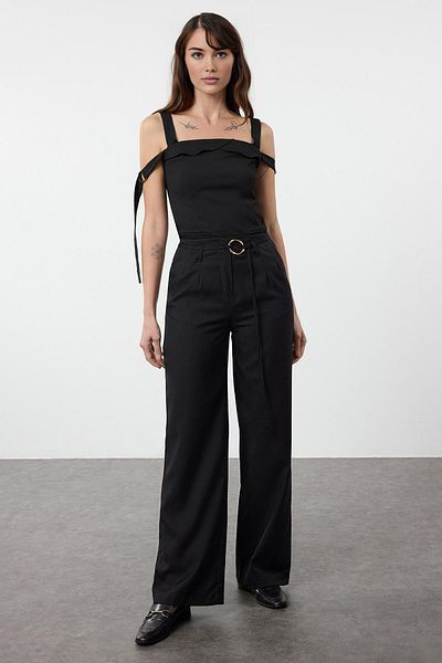 Trendyol Collection Czarna bluzka z kwadratowym dekoltem i ramiączkami Twoaw25Bz00187