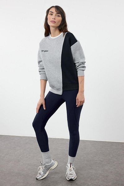 Trendyol Collection Basic-Strick-Sweatshirt – Graumeliert, bedruckt – TWOAW21SW0150
