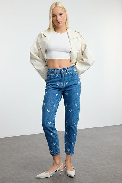 Trendyol Collection Blugi Mom cu talie înaltă brodați cu flori albastre TWOAW25JE00349
