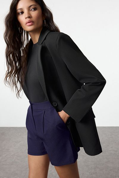 Trendyol Collection Sötétkék kockás City szőtt rövidnadrág TWOAW25SR00041
