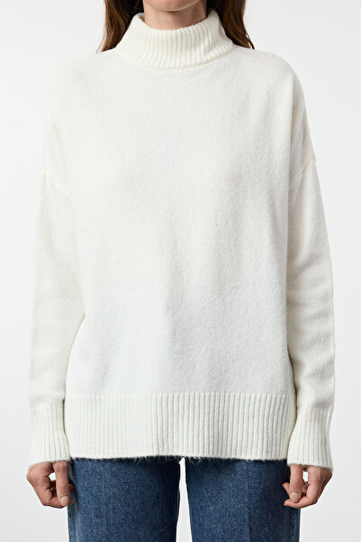 Trendyol Collection Měkký, texturovaný Wide Fit Ecru pletený svetr - stojáček Twoaw23kz00469