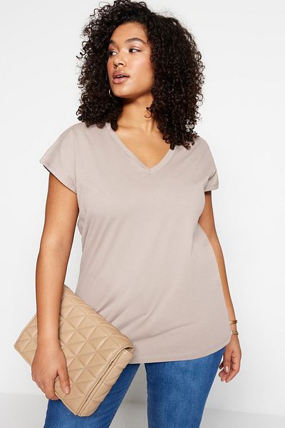 Trendyol Curve Nerzfarbenes Boyfriend-T-Shirt aus Baumwolle mit V-Ausschnitt - TBBSS22BF0036