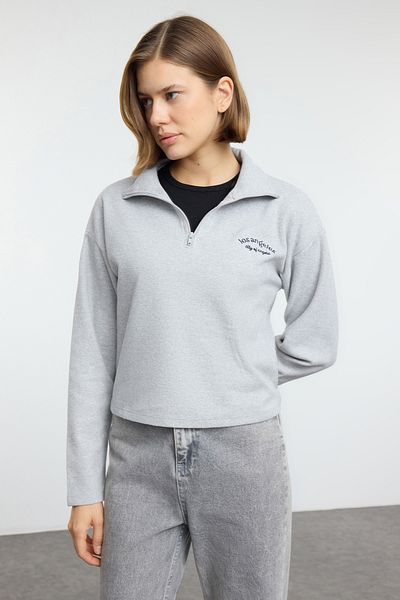 Trendyol Collection Pletená mikina Vzhled Šedá Melange Vyšívaná mikina na zip - Regular Fit Twoaw22sw0732