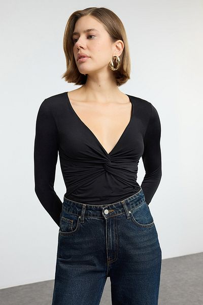 Trendyol Collection Czarna bluzka z długim rękawem i elastyczną tkaniną - drapowany detal TWOAW25BZ00247