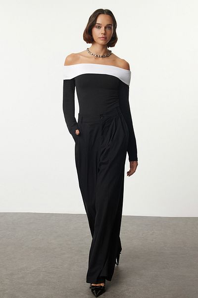 Trendyol Collection Schwarz-weiße Crop-Bluse aus Baumwolle mit Carmen-Kragen - Twoaw25bz00198