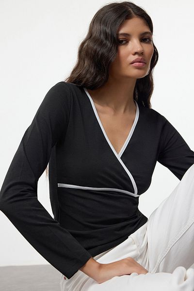 Trendyol Collection Μαύρη κανονική πλεκτή μπλούζα - Λεπτομέρεια σωληνώσεων, εφαρμογή στο σώμα, TWOAW25BZ00256