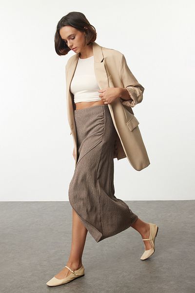 Trendyol Collection Nerzfarbener Midirock – Zweireihig, Struktur- und Drapierungsdetails, geraffte Funktion Twoaw25et00108