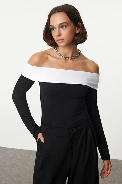 Trendyol Collection Schwarz-weiße Crop-Bluse aus Baumwolle mit Carmen-Kragen - Twoaw25bz00198