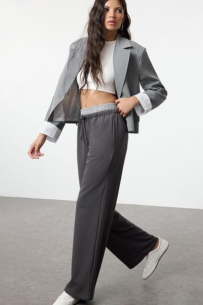 Trendyol Collection Anthrazitfarbene Jogginghose mit geradem Schnitt und Gummibund - TWOAW25EA00013