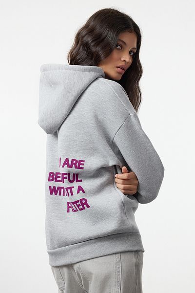 Trendyol Collection Fleecová šedá pletená mikina - tlustá vnitřní, zadní potisk, oversize střih Twoaw23sw00904