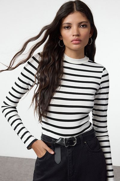 Trendyol Collection Schwarzer, taillierter Strickbody – Paspelierung, sitzend am Körper TWOAW25BD00026