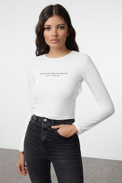 Trendyol Collection Flexible Knitted Crop Blouse - Ecru, Slogan Printed, Fitted Twoaw25Bz00148
