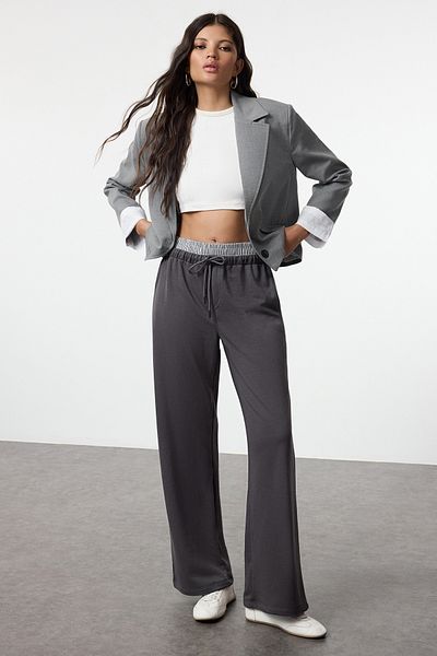 Trendyol Collection Anthrazitfarbene Jogginghose mit geradem Schnitt und Gummibund - TWOAW25EA00013