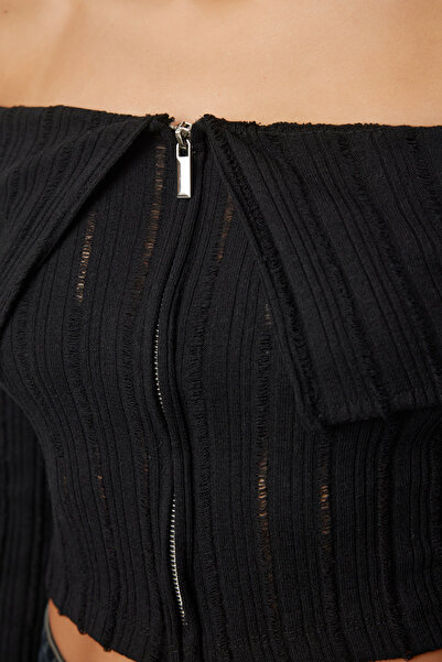 Trendyol Collection Μαύρη μπλούζα Carmen Collar Crop - Λεπτομέρεια με φερμουάρ, κανονική εφαρμογή TWOAW25BZ00070