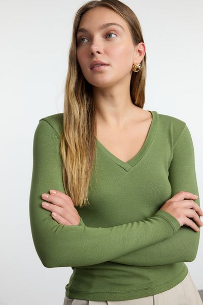 Trendyol Collection Χακί Premium ελαστική μπλούζα με λαιμόκοψη - Μαλακό ύφασμα, εφαρμογή στο σώμα, TWOAW24BZ00050