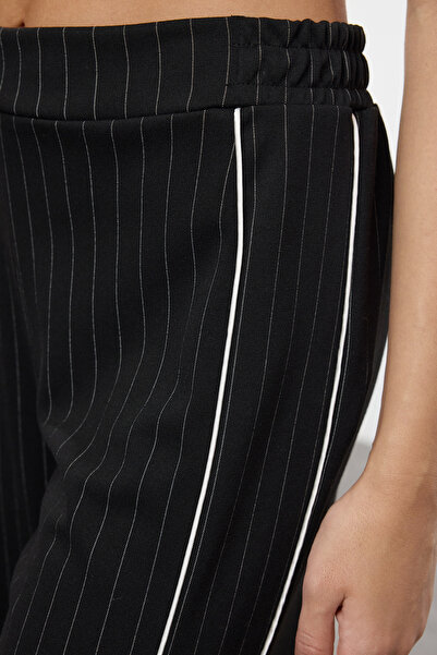 Trendyol Collection Černé kalhoty se širokými nohavicemi – detail lemu, Twoaw25Pl00070