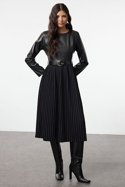 Trendyol Collection Plissiertes A-Linien-Midikleid aus Kunstleder - Schwarzer Gürtel, gewebt, Twoaw25El00422