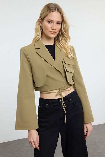 Trendyol Collection Hellkhakifarbene zweireihige Blazerjacke – Crop-Cut, gefüttert, Limited Edition TWOAW23BC00076