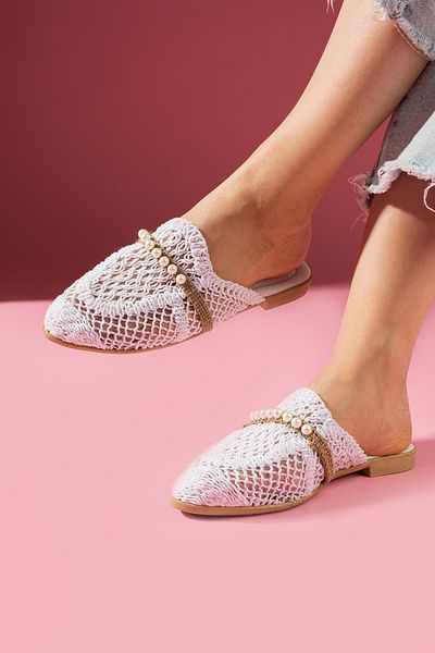 FUGA MODA Papuci de paie cu perle albe Monica - Design frontal închis