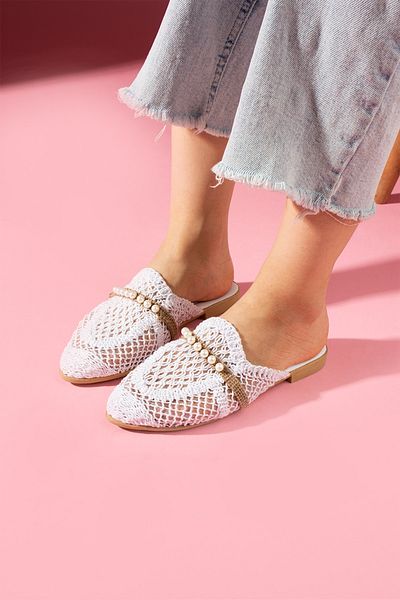 FUGA MODA Papuci de paie cu perle albe Monica - Design frontal închis