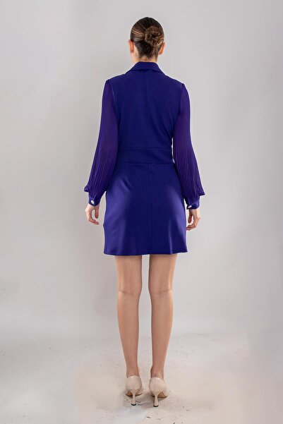 AYHAN 61891 Pilise Kol Kruvaze Yaka Broş Detay Kapaklı Kısa Krep Elbise