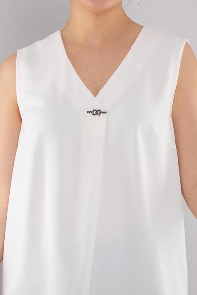 AYHAN 81954 Vyaka Brooch Detail Sleeveless Crepe Blouse