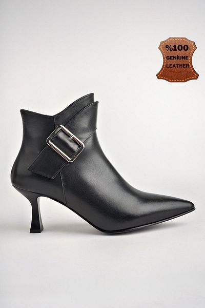 MUGGO Monica garantiert Damenstiefel aus echtem Leder mit Gürtel und Schnalle, detailliertem Reißverschluss und dünnem Absatz