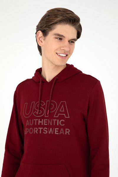 U.S. Polo Assn. سويت شيرت رجالي ذو قصة عادية بغطاء للرأس باللون العنابي 50293439 -vr014
