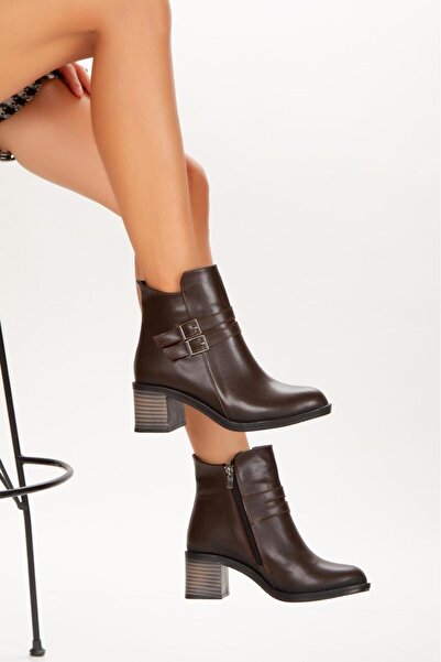 Zlato Γυναικείες μπότες με τακούνι με λεπτομέρεια με αγκράφα σε καφέ χρώμα
