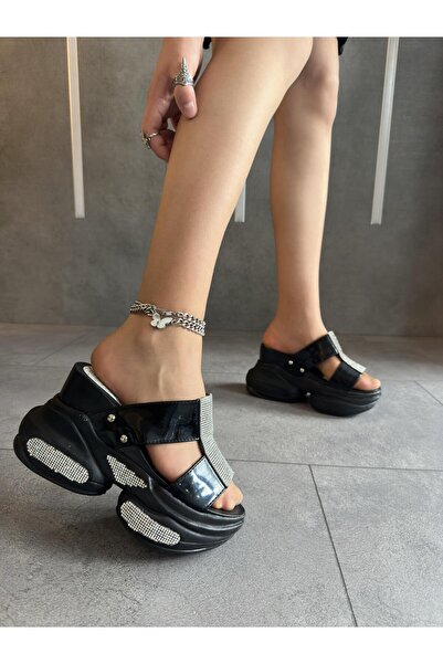 Modanizm شبشب بكعب عريض من خشب القيقب باللون الأسود