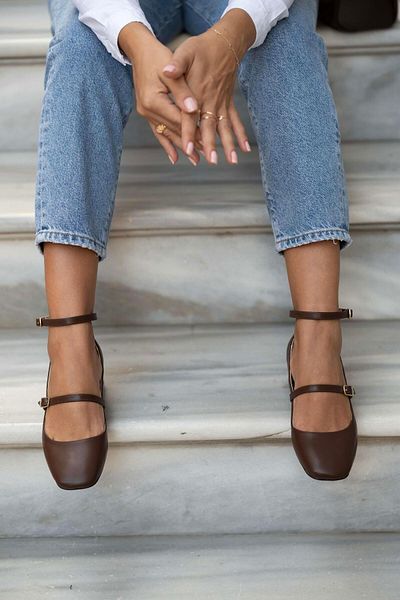 sovrana Short Heeled Blunt Toe Closed Back Belted Shoes Bitter Brown