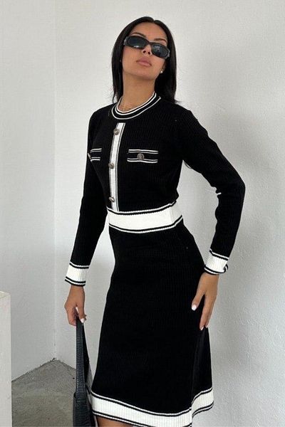 Ded COLLECTION Rochie neagră din tricot cu dungi albe - 3 nasturi și detaliu de buzunar fals