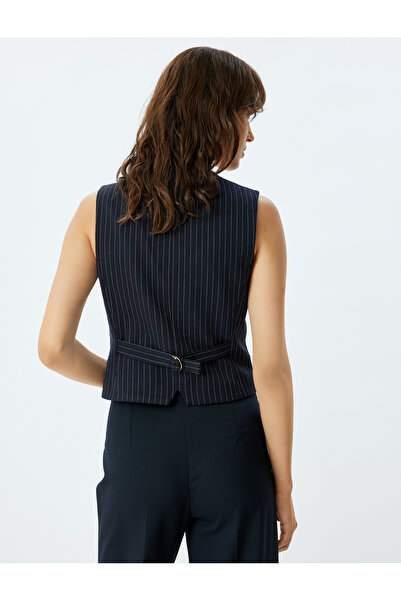 Koton V Yaka Düğmeli Nakış Detaylı Yelek