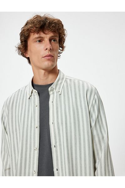 Koton Bavlnená košeľa Slim Fit s dlhým rukávom - detail goliera na gombíky