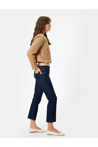 Koton Schmal geschnittene, ausgestellte Crop-Jeans mit niedriger Taille und Nahtdetails