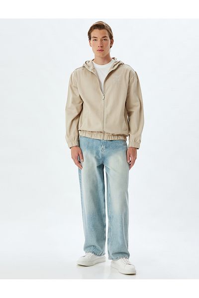 Koton Bestickte Jeansjacke mit Kapuze und Reißverschlusstasche aus Baumwolle