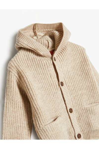 Koton Pletený cardigan s kapucí - detail na knoflík a kapesní držák