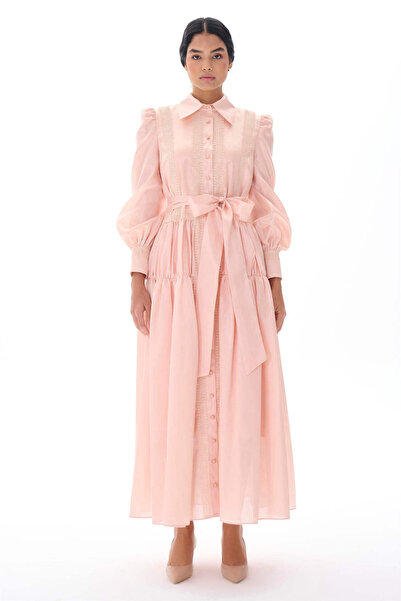 miha Hicran Önal فستان تافتا بتفاصيل شريط من الدانتيل بلون السلمون