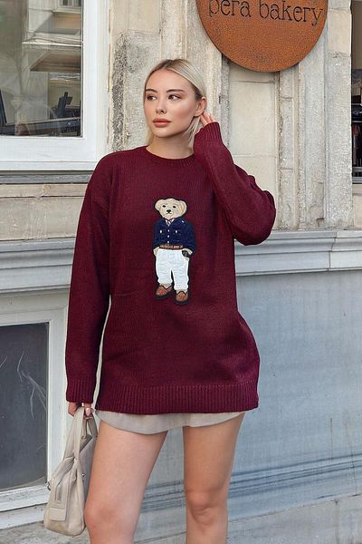Swist Burgunderroter, mit Bären bestickter Strickpullover für Damen mit Rundhalsausschnitt