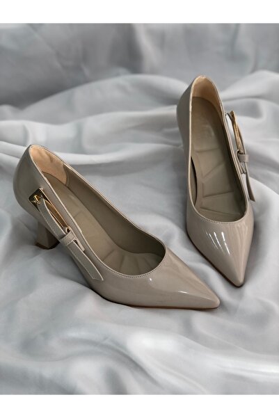 Hg Ayakkabı حذاء بكعب 7 سم بإبزيم من الجلد باللون البيج