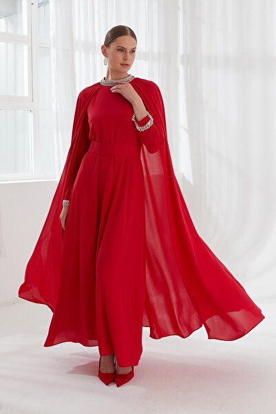 YAFA CLOTHING & ACCESSORIES فستان كاب متعدد الطبقات من الشيفون باللون الأحمر