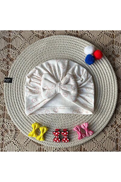 Flowst Beyaz Kuş Desenli Bebek Bonesi - Şık Fiyonk ile Saflık ve Sevimlilik!