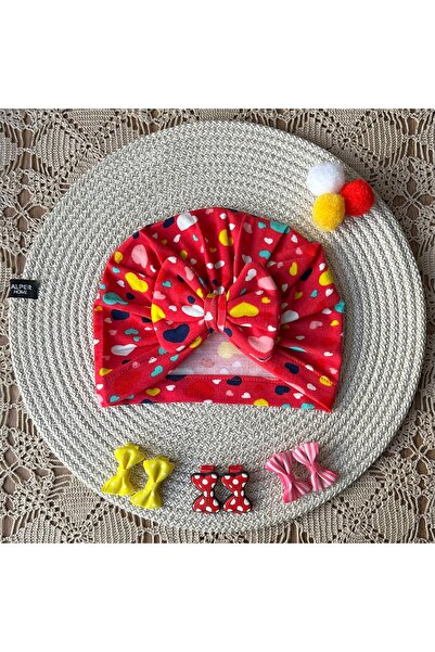Kırmızı Renkli Rengarenk Kalp Desenli Bebek Bonesi - Sevimli Fiyonk ile Neşeli Stil!