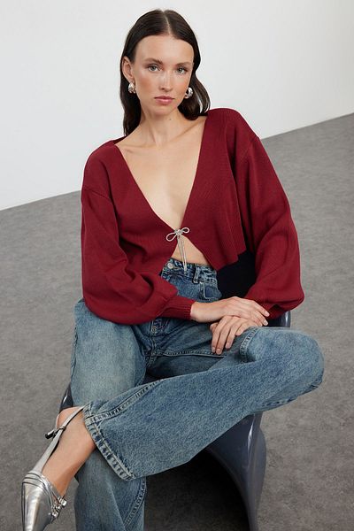 Trendyol Collection Claret Red Knitwear Super Crop Strickjacke mit Schleife – TWOAW24HI00315