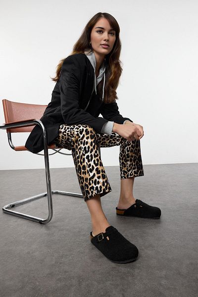 TRENDYOL SHOES Жіночі домашні капці Sabo на курковій підкладці чорного кольору TAKAW25ER00010