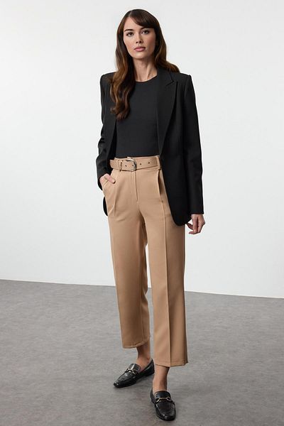 Trendyol Collection Beigefarbene, knöchellange Hose aus gewebtem Stoff mit Gürtel TWOAW25PL00043