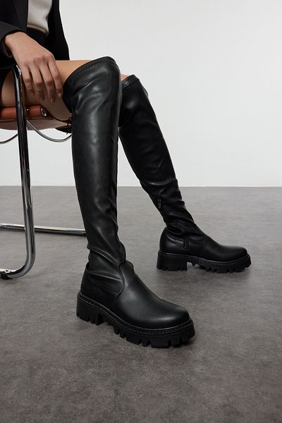 TRENDYOL SHOES Térd feletti fekete, vastag talpú női csizma - TAKAW25CZ00014