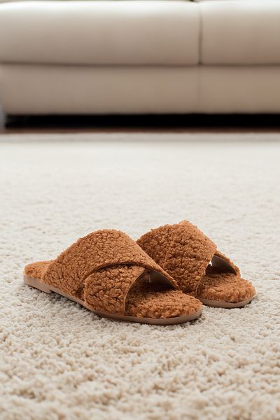 TRENDYOL SHOES Damen Hausschuhe - Hellbraun mit Felldetail und Kreuzriemen